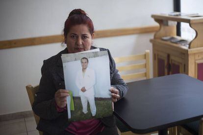 La se&ntilde;ora Griselda Barradas sostiene una foto de su hijo.