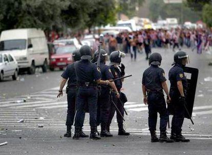 Agentes antidisturbios, antes de un partido de fútbol entre el Atlético de Madrid y el Real Madrid.