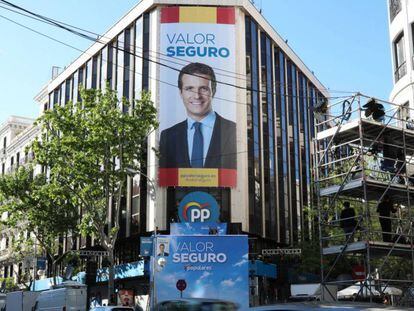 La sede del Partido Popular, en la calle Génova de Madrid. En vídeo, declaraciones de Pablo Iglesias y de José Luis Ábalos.