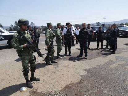 El Gobierno ha mandado más de 1.000 soldados a Michoacán por la violencia.