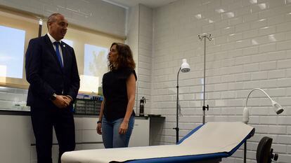 El alcalde de Sevilla La Nueva, Asensio Martínez, y la presidenta de la Comunidad de Madrid, Isabel Díaz Ayuso, visitan el nuevo centro de salud.