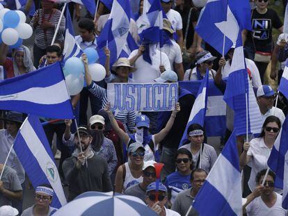 Miles de nicaragüenses protestan en Managua para exigir la dimisión de Daniel Ortega.