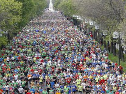 Unos 18.000 competidores recorren el paseo de Recoletos.