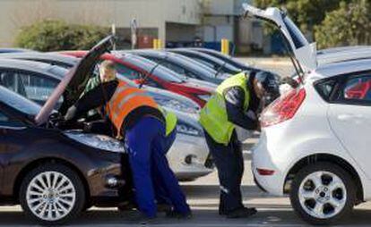 Varios operarios revisan unos coches Ford Fiesta en la factoría Ford de Almussafes.