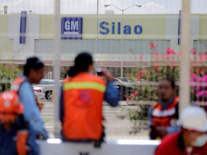 Trabajadores de la planta de Silao, durante una votación sindical en agosto de 2021.
