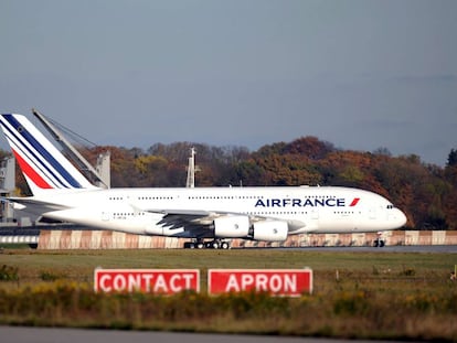 En la imagen, un avi&oacute;n airbus A380 de la l&iacute;nea a&eacute;rea francesa Air France KLM. EFE/Archivo