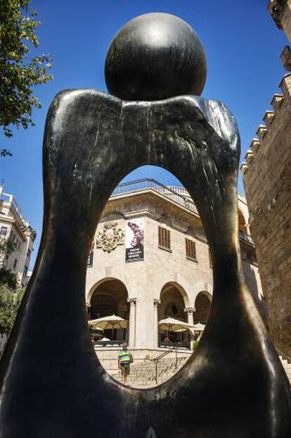 Escultura 'Monumento a la mujer', de Joan Miró, situada en la entrada de los jardines de S’Hort del Rei, en Palma de Mallorca. 