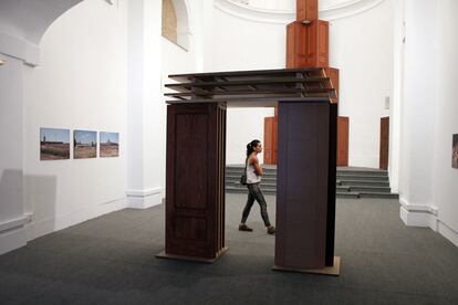 El arco de triunfo hecho con puertas en la instalación de José Jurado y Julián Pérez.