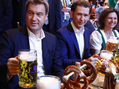 El canciller austriaco Sebastian Kurz (centro) y el ministro presidente bávaro Markus Söder beben cerveza en Múnich, en la víspera de las elecciones.