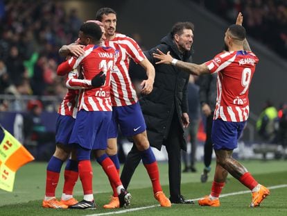 Simeone celebra con sus jugadores el tercer gol del Atlético al Sevilla, obra de Griezmann.