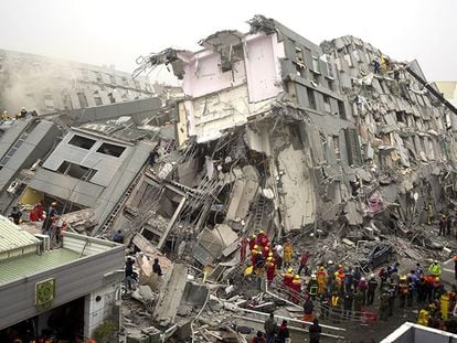 Equipos de rescate buscan supervivientes del terremoto en Tainan.
