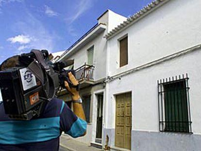Fachada de la vivienda de Lepe (Huelva) en la que residían dos de las personas detenidas en la operación policial.