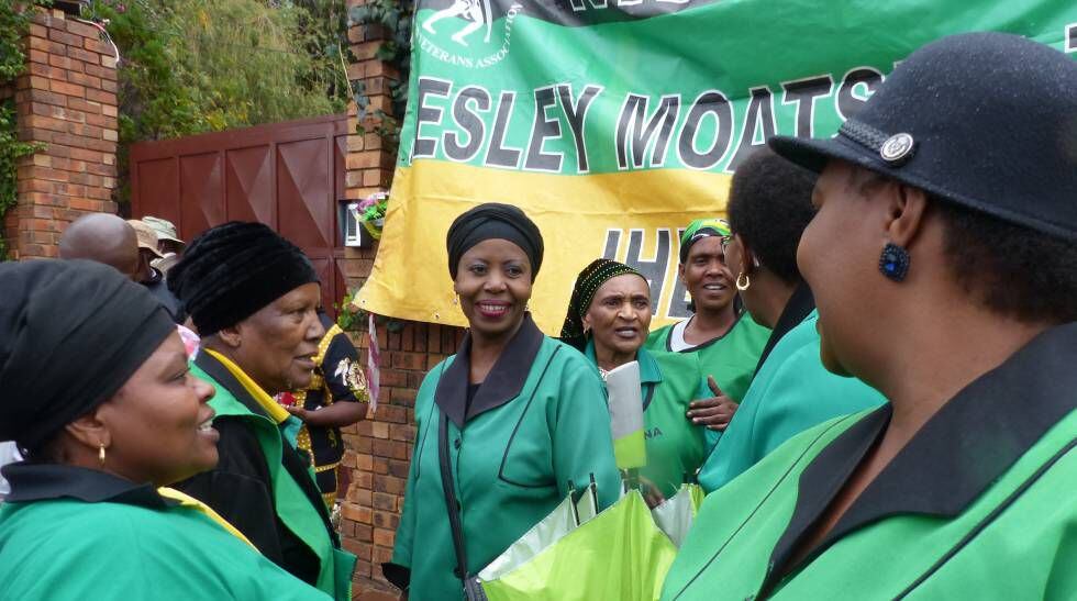 Compañeras de la Liga de las Mujeres del Congreso Nacional Africano, a las puertas de la casa de Winnie Mandela, en Soweto (Johannesburgo).