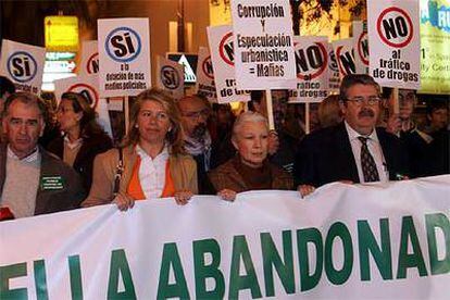Ángeles Muñoz (PP), segunda por la izquierda, y Antonio Romero (IU), a la derecha, en la manifestación de ayer en Marbella.