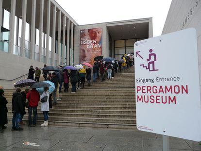 Colas a la entrada al museo de Pérgamo a través de la Galería James Simon, el viernes 20 de octubre.