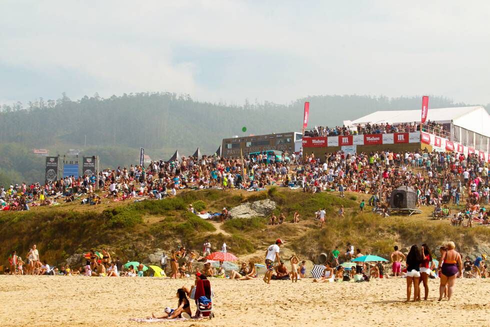 Público en la playa de Patin