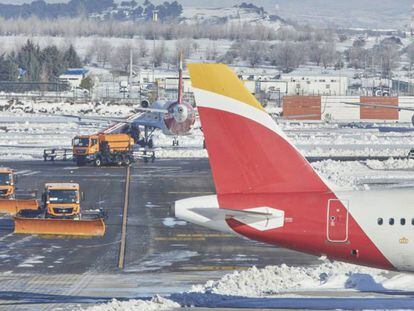 Varias máquinas retiran la nieve y el hielo de la pista de Madrid-Barajas en enero de este año.