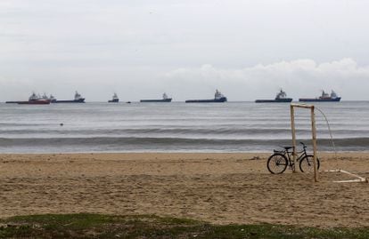 Varios petroleros navegan en aguas de Macaé (Río de Janeiro, Brasil), donde Petrobras tiene una de sus mayores plantas en alta mar.