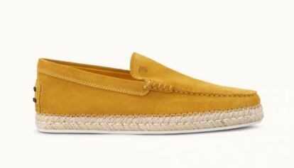 Tod’s lanza una colección cápsula de accesorios para hombre y mujer inspirada en el estilo de vida de Capri. La elegancia de un verano italiano, un sueño caleidoscópico, rodeado de la luz y los colores mediterráneos, los tonos naturales como el amaranto, amarillo, azul y verde. Para vivir ese momento mágico, unas alpargatas en un refinado ante con monograma impreso, costuras a la vista realizadas a mano, detalle en rafia aplicado en la base y suela de goma en extralight con gomminos en relieve. Precio: 234 euros.