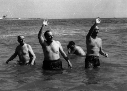 Baño de Fraga en la playa de Palomares en marzo de 1966.