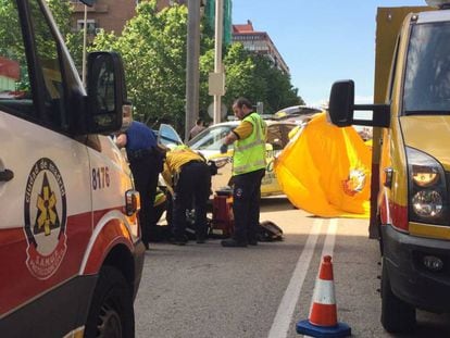 Facultativos del Samur atienden al hombre atropellado.