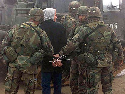 Soldados de la Kfor detienen a un albanés en 2001 cerca de la frontera entre Kosovo y Macedonia.