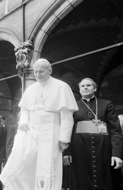 Foto de archivo que muestra a Roger Vangheluwe junto a Juan Pablo II durante la visita de este último a Ypres (Bélgica) en mayo  de 1985