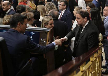 Pedro Sánchez i Oriol Junqueras se saluden al Congrés. 