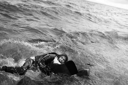 Una madre abrazada a su hijo en el agua en la costa de Lesbos. Premio 2016.