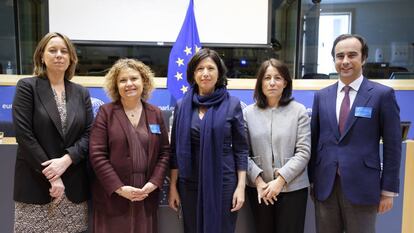 Lola Villar, consejera de Justicia-coordinadora de la representación permanente de España ante la UE; María Emilia Adán, decana del Colegio de Registradores, Ana Gallego, directora general de Justicia y consumidores de la Comisión Europea; Alicia Gimenez, directora de la oficina en Bruselas del Colegio de Registradores y Enrique Maside, director de Asuntos Europeos del Colegio de Registradores.