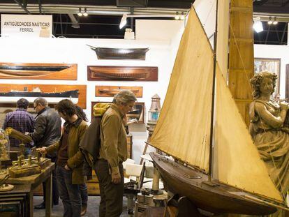 Aficionados y coleccionistas visitan los estands de Almoneda durante la edición del año pasado.
