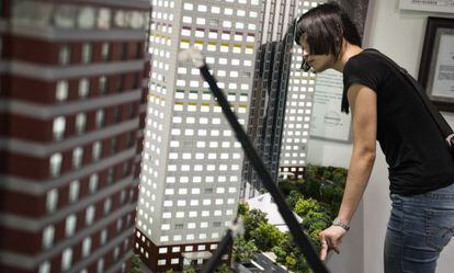 Una joven inspecciona las maquetas de los diferentes edificios estándar que construye BSB.