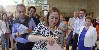 La ministra de Fomento en funciones y candidata del PP por Pontevedra, Ana Pastor, vota