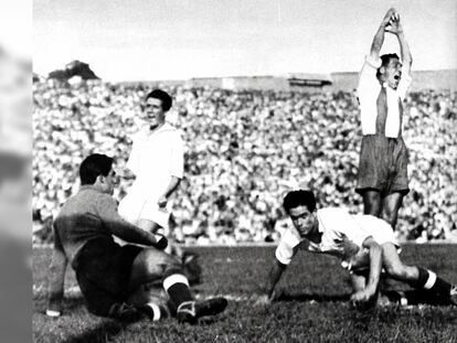 Soria, del Alcoyano, celebra su gol en el Bernabéu ante Bañón, Ipiña y Huete en 1947