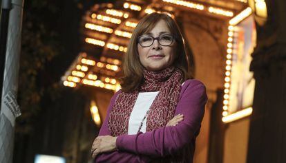 Rosa Badia, retratada frente al teatro T&iacute;voli. 