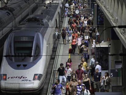 Pasajeros y trenes en la estación de tren de Santa Justa en Sevilla