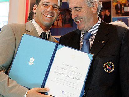 Juan Megino entrega a Sergio García el título de embajador de los Juegos del Mediterráneo 2005.