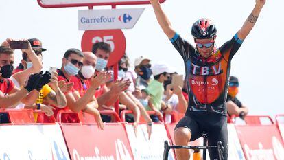 Damiano Caruso, celebra su victoria en la novena etapa de la Vuelta Ciclista a España, entre Puerto Lumbreras y el Alto de Velefique este domingo.
