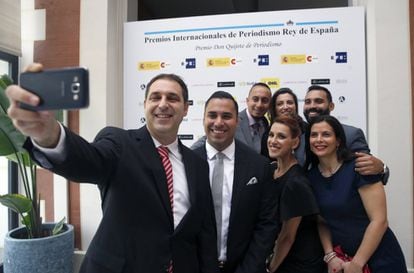 Los galardonados con los Premios Rey de España, de izda a dcha., primera fila, Juan Roberto Mascardi (Iberoamericano de Periodismo), Alexander Rivera (Televisión), Alicia Hernández (Prensa), Rute Isabel da Silva (Radio), segunda fila, Santiago Saldarriaga (Fotografía), Patricia Toledo (periodismo Digital) y Julio Batista (Especial Iberoamericano de Periodismo Ambiental y Desarrollo Sostenible), se hacen una fotografía a su llegada a Casa América.