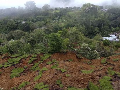 Deslizamiento de tierra en el suroccidente de Colombia deja más de un centenar de familias damnificadas.