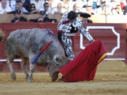 Morante en la faena del cuarto toro en la corrida del Domingo de Resurrecci&oacute;n de Sevilla