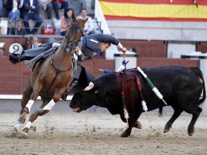 El rejoneador Martín Burgos, en el toro al que cortó una oreja.