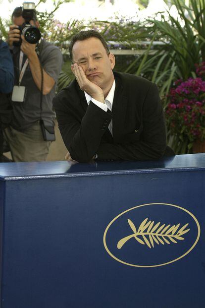 Tom Hanks aparentemente aburrido del photocall.