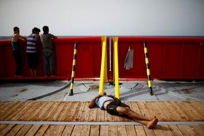 Migrantes descansan a bordo del buque de Open Arms.  España, con casi 62.300 solicitudes, es, después de Alemania, el país con más demandas de protección de asilo. 