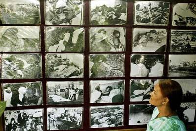 Visitante de una exposición en Bophal (India) de fotografías sobre la tragedia que vivió la ciudad en 1984 por el escape de gases letales.
