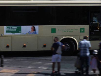 Un autobús en Sevilla con la publicidad de la Junta contra la violencia de género.