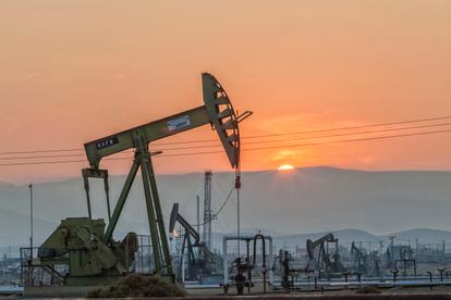 Pozos de petróleo en un yacimiento de California donde se emplea el 'fracking'.