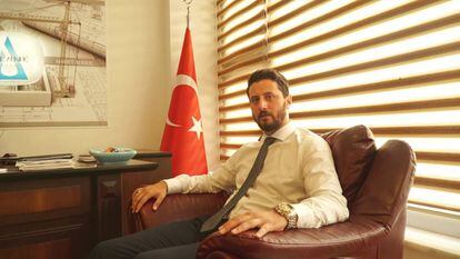 Ahmet Alkili&ccedil;, constructor herido durante la resistencia de la poblaci&oacute;n al golpe de estado del 15 de julio de 2016, en su despacho de Estambul.