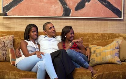 Septiembre de 2012. Barack sigue con sus hijas por la televisión el discurso de Michelle en la convención demócrata.