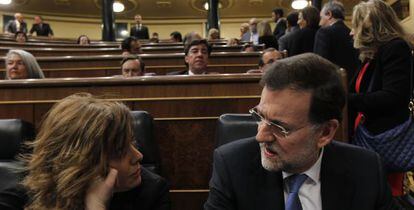 La vicepresidenta, Soraya S&aacute;enz de Santamar&iacute;a, y el presidente, Mariano Rajoy, durante el pleno. 